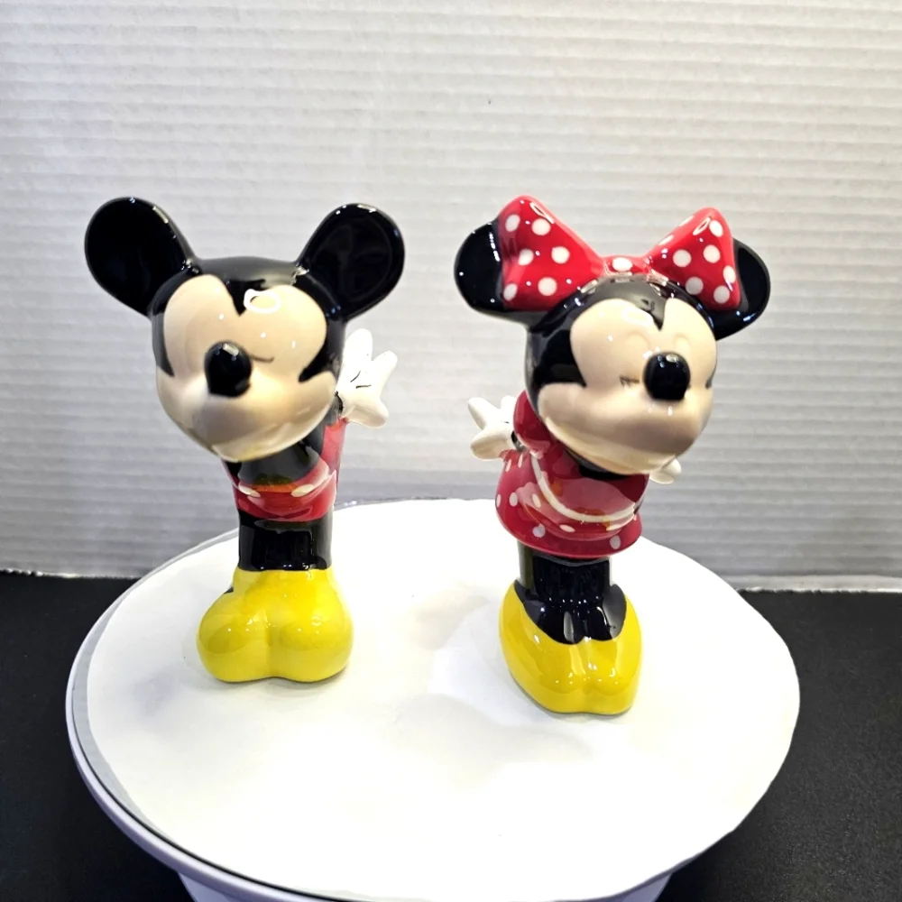 Mickey & Minnie Kissing Ceramic Salt & Pepper Shakers Kiss L👀K KISS DISNEY